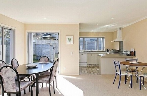 Taupo Cottage | Lochaber Lodge - Acacia Bay Holiday Home