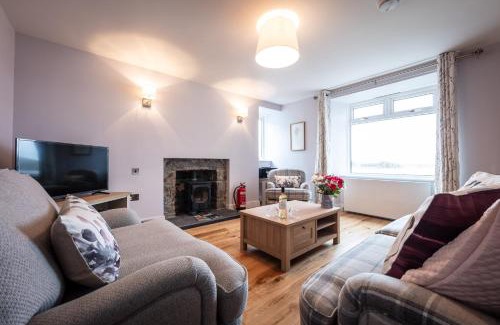 Staffin House | Lochside