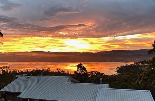 Merimbula House | Lochview - 3 bedroom, pet friendly home with great views! 2+ nights