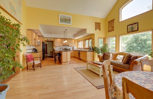 Teall Beach House | 'Locke’s Glen' - Lakefront Geneva Getaway w/Dock!