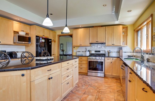 Teall Beach House | 'Locke’s Glen' - Lakefront Geneva Getaway w/Dock!