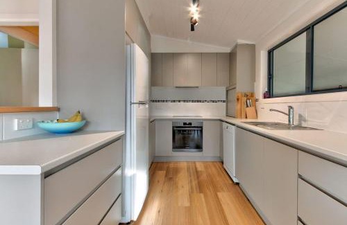 Mollymook Beach House | Lockhart Leafy Cottage - walk to Mollymook Beach