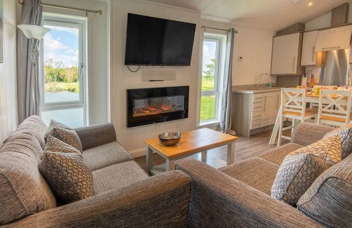 Errol Cottage | LODGE 13 - HIDEAWAY 2, family friendly, with hot tub in Errol