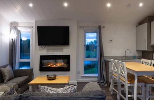 Errol Cottage | LODGE 13 - HIDEAWAY 2, family friendly, with hot tub in Errol