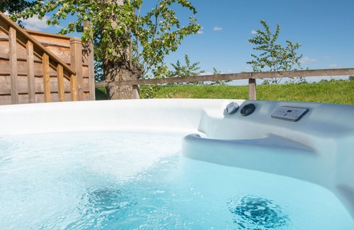 Errol Cottage | LODGE 13 - HIDEAWAY 2, family friendly, with hot tub in Errol