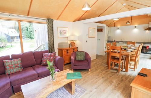Corfe Castle Cottage | LODGE 21, family friendly, with hot tub in Corfe Castle