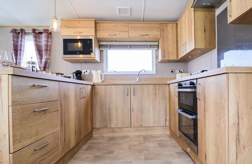 Felixstowe Cottage | LODGE 29 EGRET'S VIEW, family friendly in Felixstowe, Suffolk