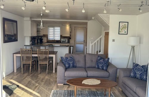 South Cerney Cabin | Lodge 66 Spring Lake Perfect Family Holiday Retreat in the Cotswold Water Park.