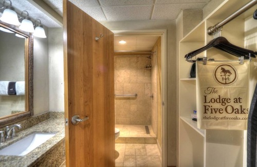 Sevierville Hotel | Lodge at Five Oaks Pigeon Forge - Sevierville