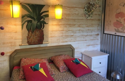 Saumane-de-Vaucluse Cottage | Lodge at Isle sur la Sorgue. Modern cabin in Provence