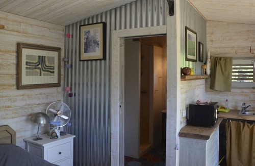 Saumane-de-Vaucluse Cottage | Lodge at Isle sur la Sorgue. Modern cabin in Provence