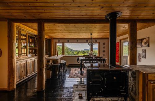 Boone House | Lodge Cabin Feed Brush Horses Mountain View Hot Tub Fireplace