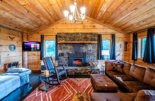 Boone House | Lodge Cabin Feed Brush Horses Mountain View Hot Tub Fireplace