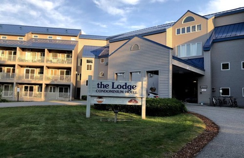Lincoln Apartment | Lodge Hotel H1 · Cozy Hotel room w/pool & gorgeous view of Loon Mtn