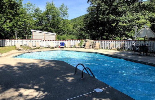 Lincoln Apartment | Lodge Hotel H1 · Cozy Hotel room w/pool & gorgeous view of Loon Mtn