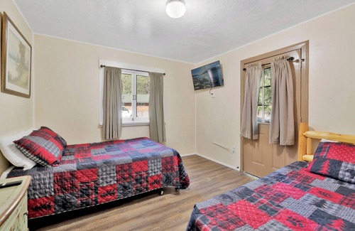 Big Bear Lake Hotel | Lodge House #100