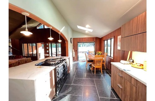 Mendocino Cabin | Lodge in the Redwoods with free EV Charging