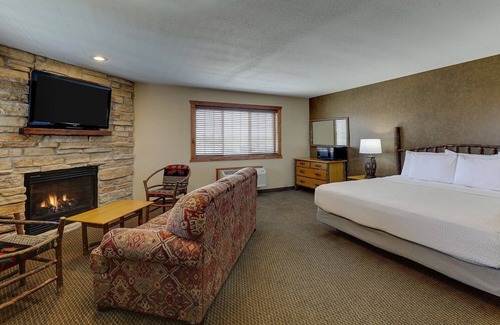Galena Hotel | Lodge-like Stay! Cozy & Historic Themed Inn, Pool, Downtown Galena