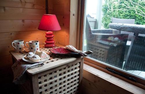 Talybont-on-Usk House | Lodge with HotTub-Garden-PetsOK-Bbq-MountainViews