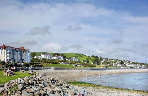 Criccieth Ski Chalet | Lodge with one double and one twin.