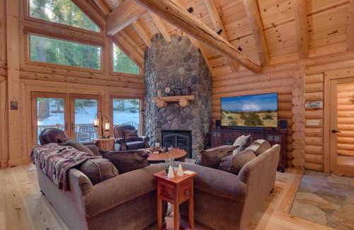 Truckee House | Lodgepole Retreat - A Gorgeous Classic 3BR Log Cabin with Private Hot Tub
