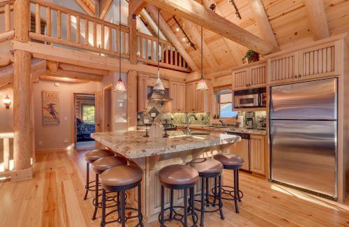 Truckee House | Lodgepole Retreat - A Gorgeous Classic 3BR Log Cabin with Private Hot Tub