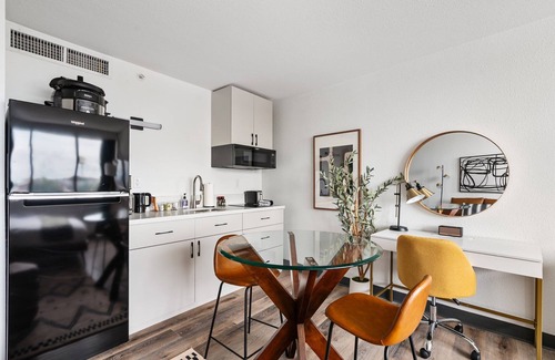 Greenway Plaza-Upper Kirby Apartment | Lodgeur | Peaceful studio stay | Upper Kirby