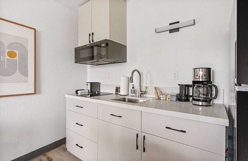 Greenway Plaza-Upper Kirby Apartment | Lodgeur | Sleek studio near Galleria | Upper Kirby