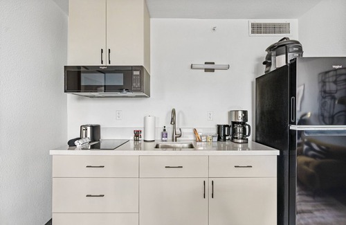 Greenway Plaza-Upper Kirby Apartment | Lodgeur | Sleek studio near Galleria | Upper Kirby