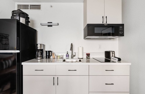 Greenway Plaza-Upper Kirby Apartment | Lodgeur | Studio w/fast WiFi & desk | Upper Kirby