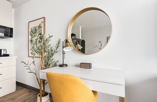 Greenway Plaza-Upper Kirby Apartment | Lodgeur | Studio w/gym & pool | Upper Kirby