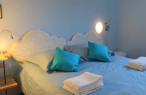 Usson House | lodging "dedeuxchoseslune" in classified village, with sight, charm and sun.