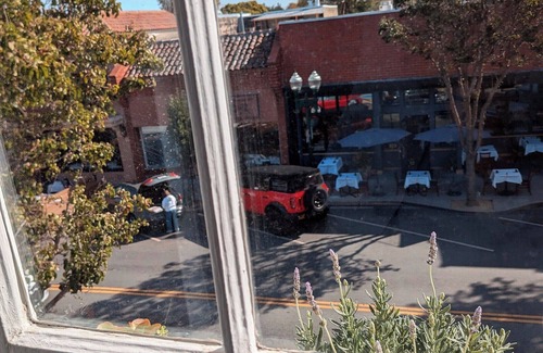 Burlingame Apartment | Loft apartment in charming downtown Silicon Valley. Restaurant Paradise.