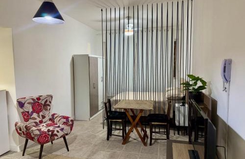 Xangri-La Apartment | Loft com sacada de frente