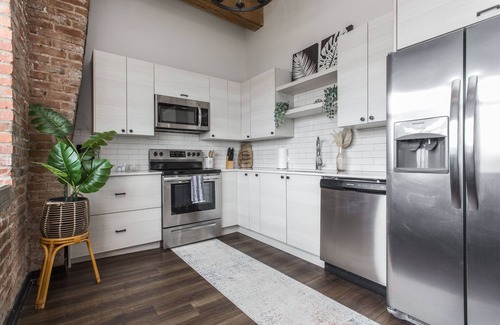 Kansas City Apartment | Loft in the Rivermarket District! Rooftop access and DT KC views. Walk to City Market, local coffee shops, restaurants, shops or hop on the free streetcar just steps away. Minutes from P&L, T-Mobile, Crossroads, Plaza. 10 min drive to stadiums.