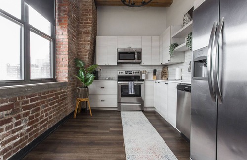 Kansas City Apartment | Loft in the Rivermarket District! Rooftop access and DT KC views. Walk to City Market, local coffee shops, restaurants, shops or hop on the free streetcar just steps away. Minutes from P&L, T-Mobile, Crossroads, Plaza. 10 min drive to stadiums.