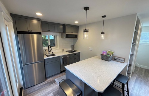 West Queen Anne Apartment | Loft on Queen Anne Hill w/Rooftop Deck Ocean & Mountain Views. 5 mins to City