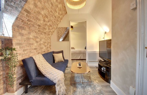 Southsea Apartment | Loft on the Common- Near Southsea Beach