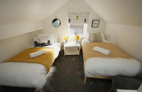 Offerton Apartment | Loft Style Apartment for 4, 1 Broadhurst Court, close to town, station & hospital