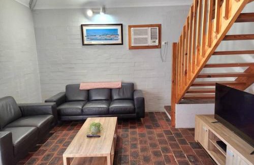 Mandurah House | Loft Villa Pool Spa & Beach Sleeps Six!