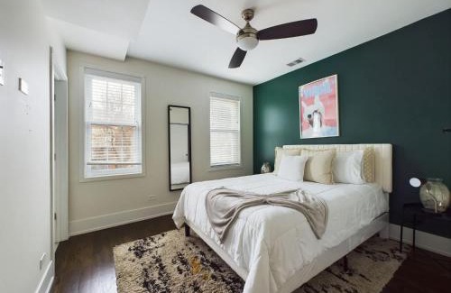 West Town House | Loft with Chefs Kitchen a Balcony and Onsite Parking
