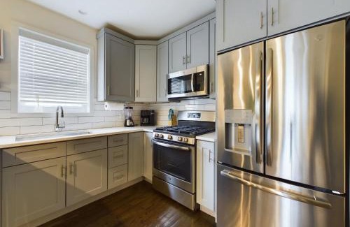 West Town House | Loft with Chefs Kitchen a Balcony and Onsite Parking