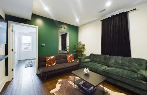 West Town House | Loft with Chefs Kitchen a Balcony and Onsite Parking
