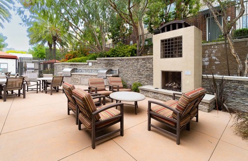 Aliso Viejo Apartment | LOFT21 - PREMIER GUEST ACCOMMODATIONS. JUST BRING YOUR SUITCASE AND A SMILE!