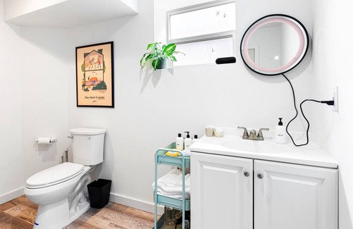 Richmond Apartment | Loftium | Charming 1 BR Guest Suite In Richmond!