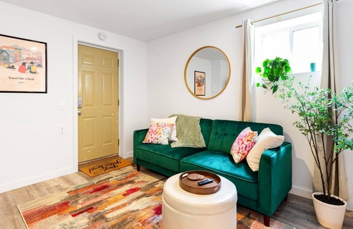 Richmond Apartment | Loftium | Charming 1 BR Guest Suite In Richmond!