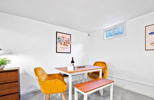 Harvey Park Apartment | Loftium | Lovely & Sleek 2 BR Suite In Harvey Park!
