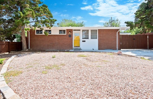 Harvey Park Apartment | Loftium | Lovely & Sleek 2 BR Suite In Harvey Park!