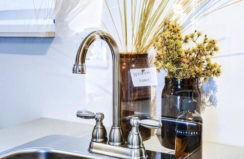Phinney Ridge Apartment | Loftium | Sunny Studio+Kitchenette just Steps to Green Lake!