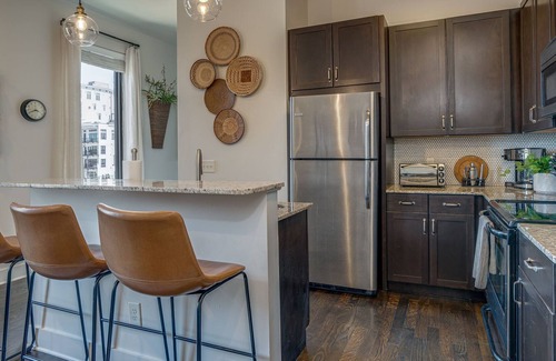 Midtown House | LOFTS AT 30TH - CONTEMPORARY COUNTRY - MINS TO BROADWAY